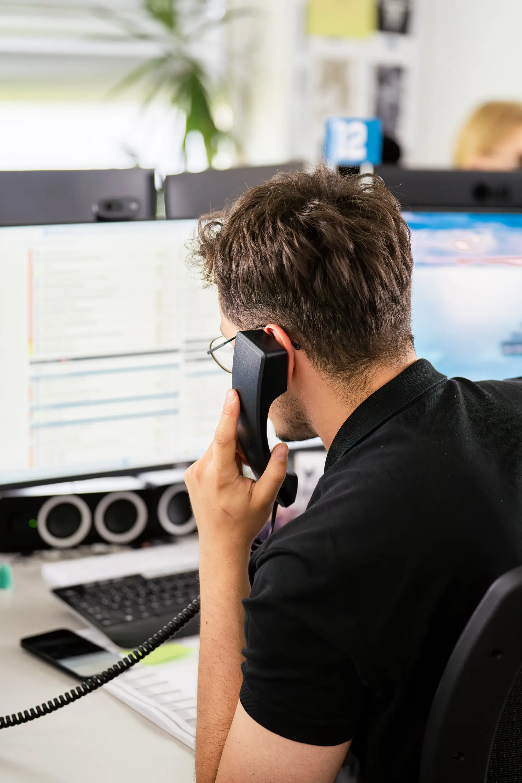 Mitarbeiter am Telefon