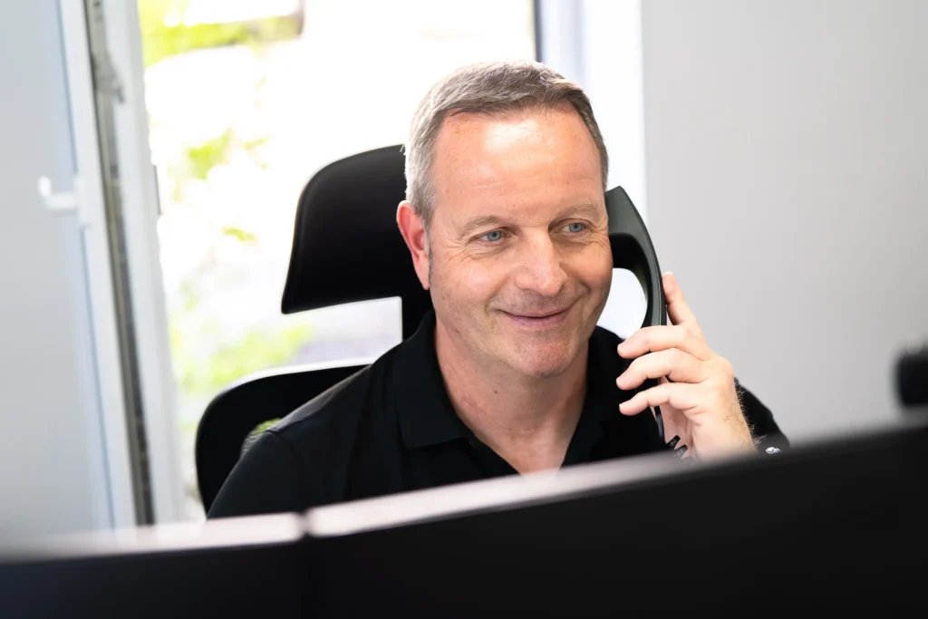 Hans-Peter Kronhäuser telefoniert mit Kunden