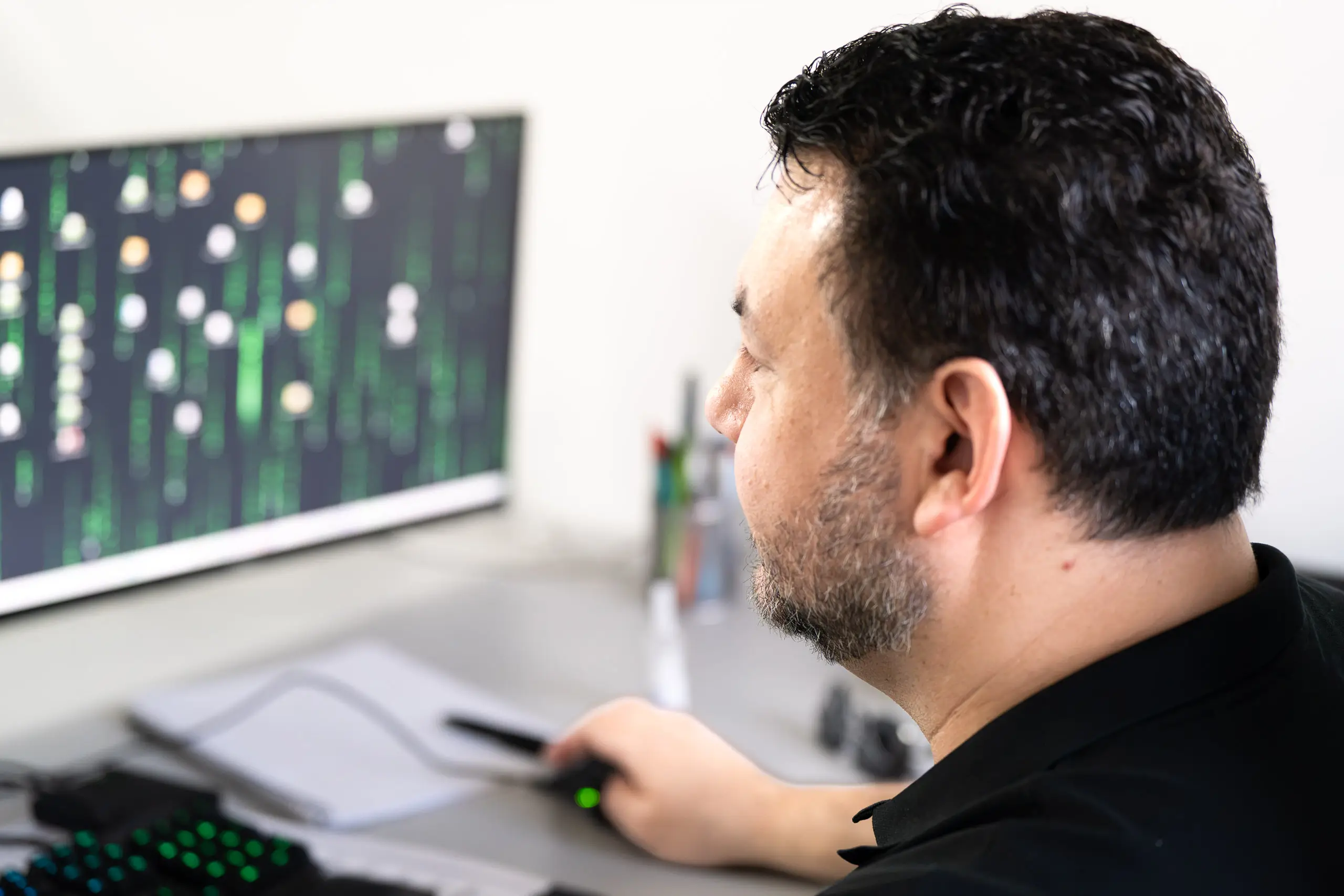 Mitarbeiter nexcon-it bei der Arbeit am PC