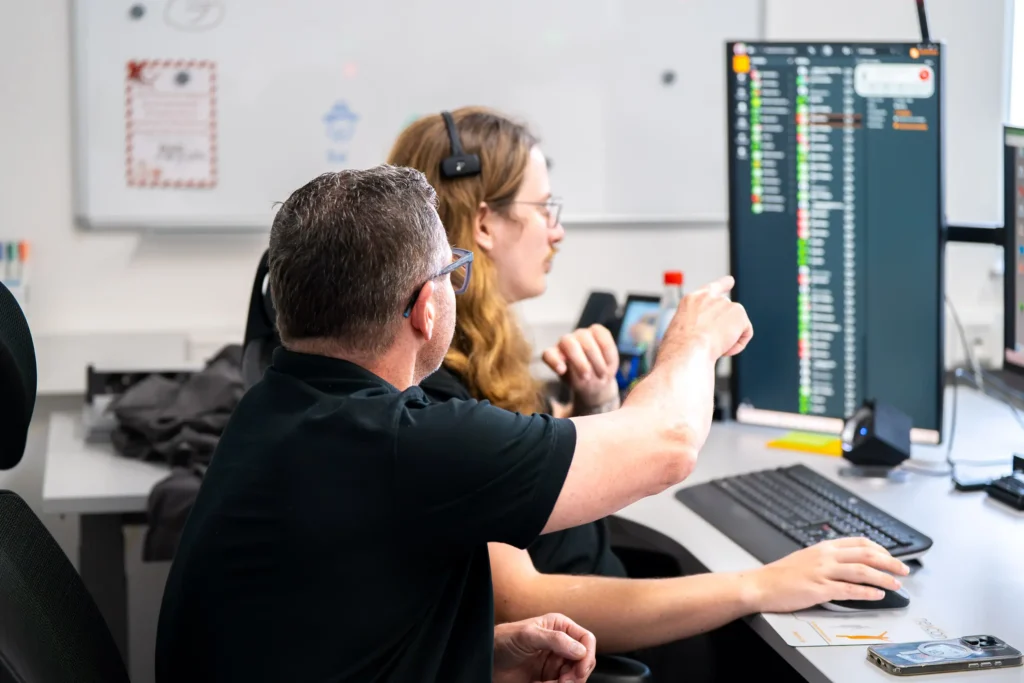 Mitarbeiter von nexcon analysieren gemeinsam IT Thema