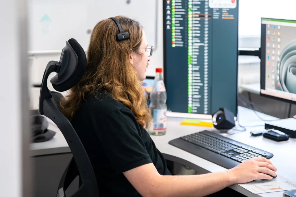 Mitarbeiter nexcon bei der Arbeit am PC