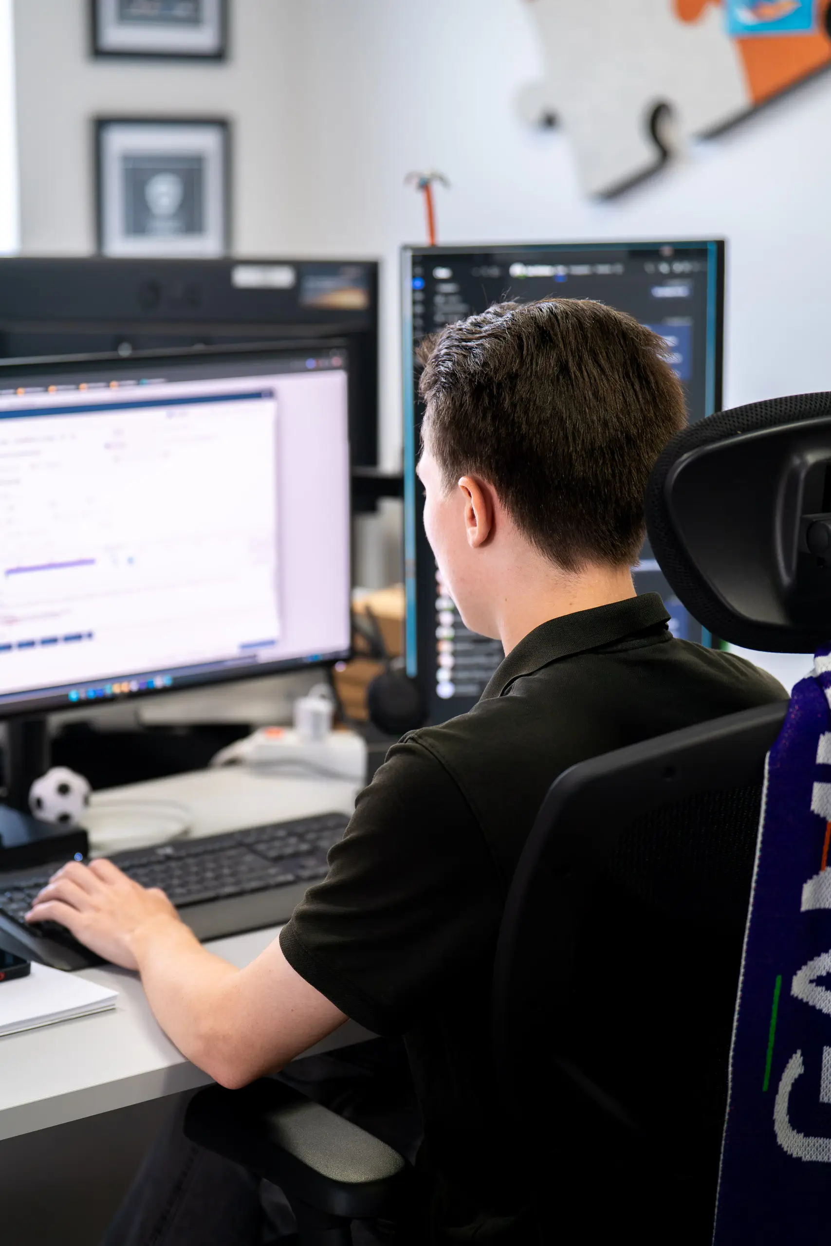 Mitarbeiter am arbeiten am PC