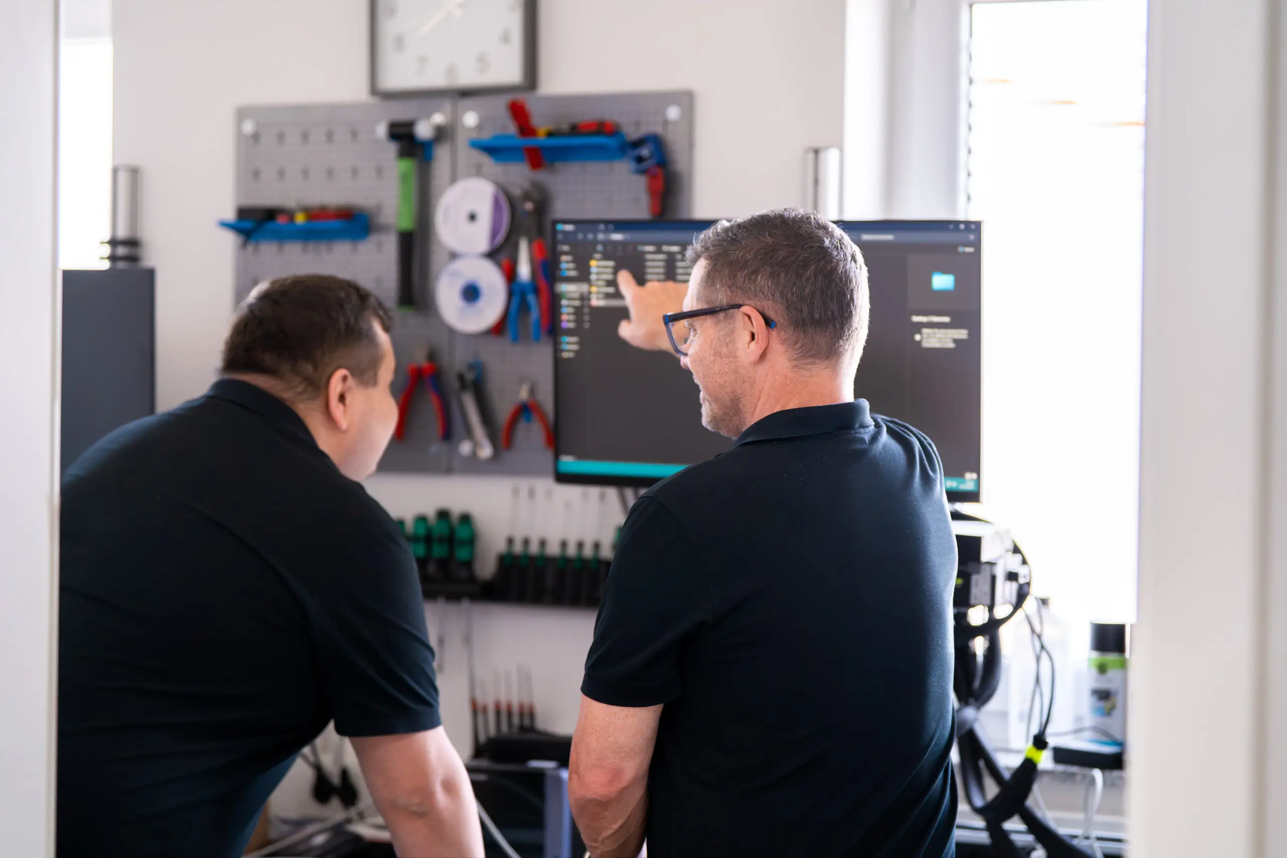 Mitarbeiter der nexcon-it bei der Arbeit in der nexcon Werkstatt