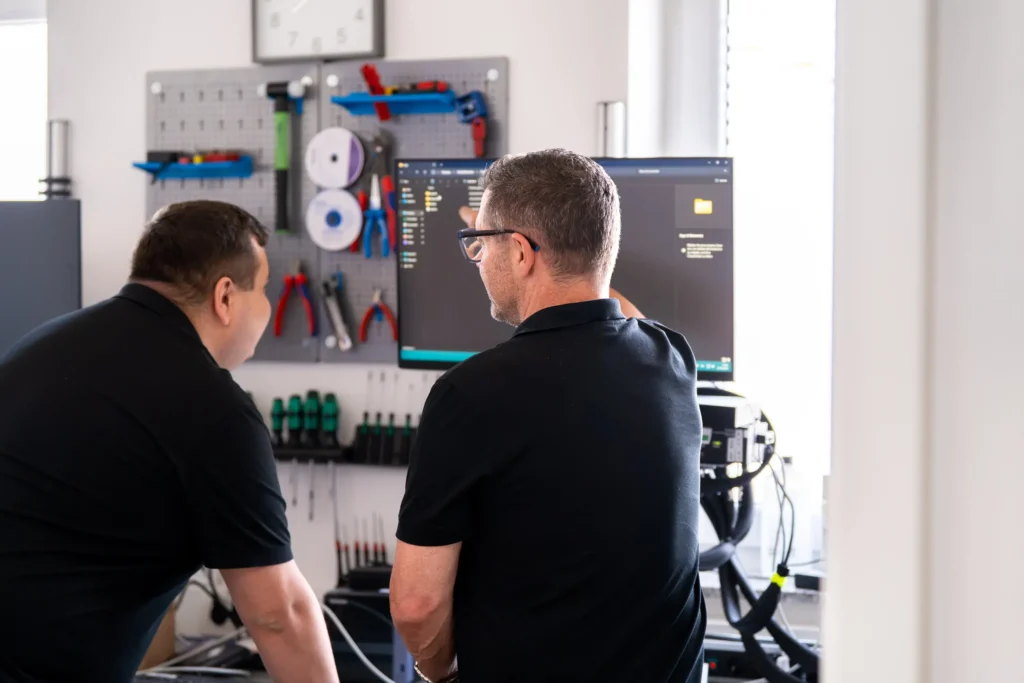 Mitarbeiter der nexcon-it bei der Arbeit in der nexcon Werkstatt