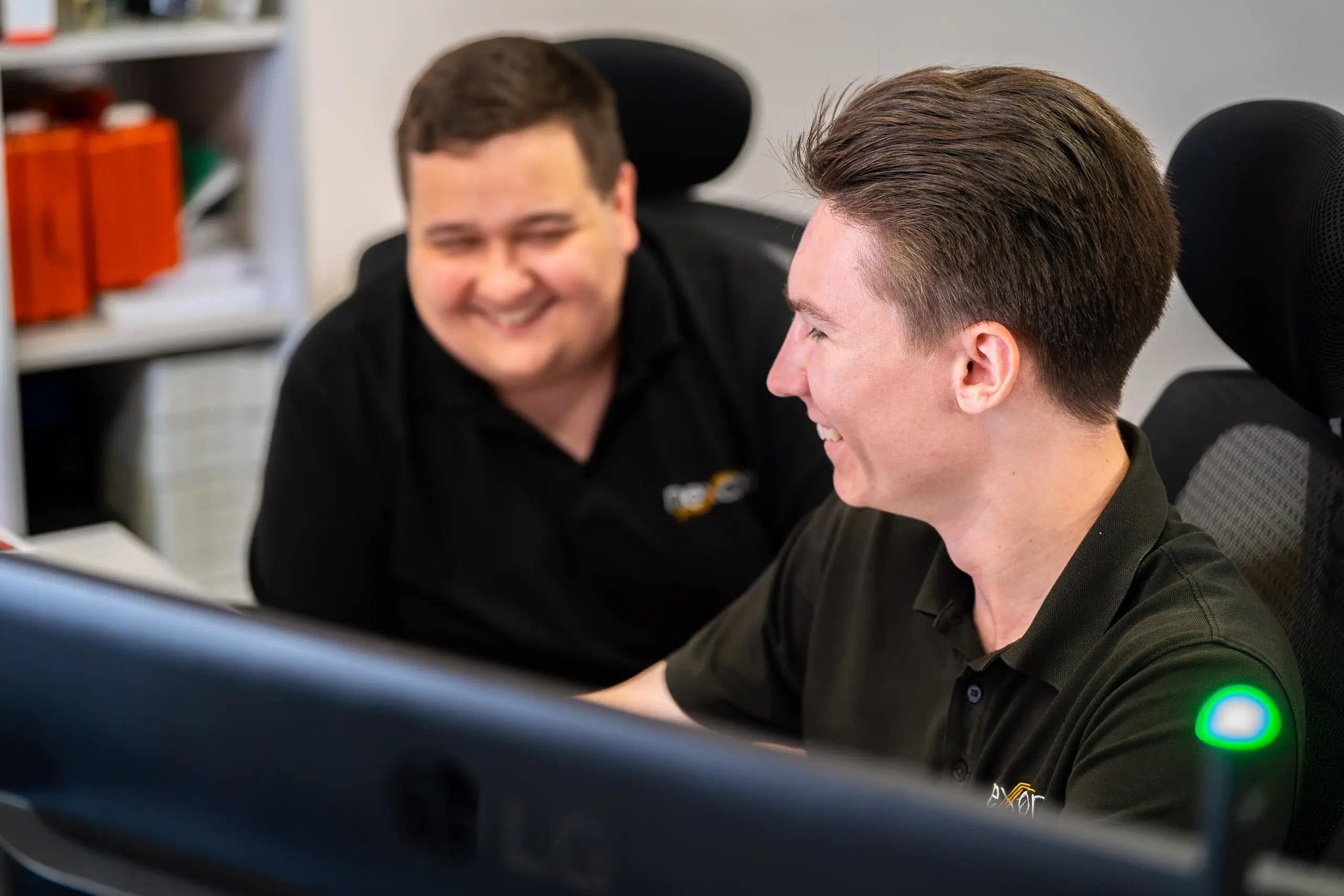 Zwei Mitarbeiter mit Freude bei der Arbeit